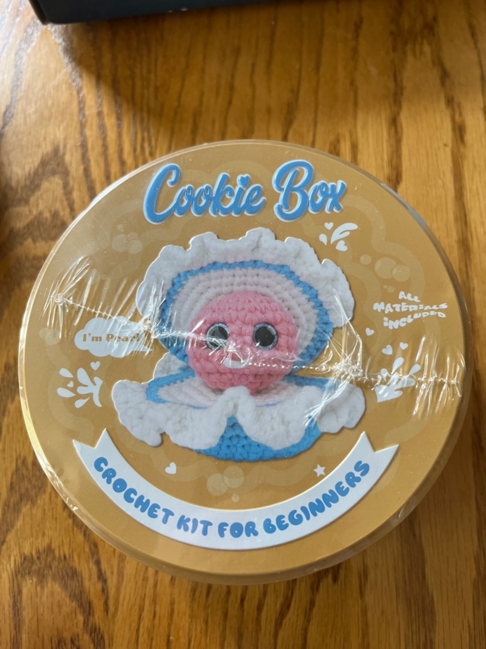 Cookie Box Crochet kit for beginners Pink pearl in blue/white clam shell
